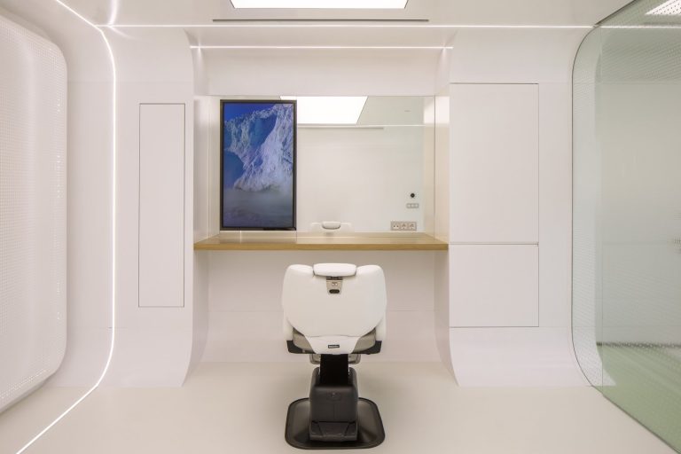 Clinica de implant de păr din Istanbul 37 Hair of Istanbul — Sala de design al liniei părului